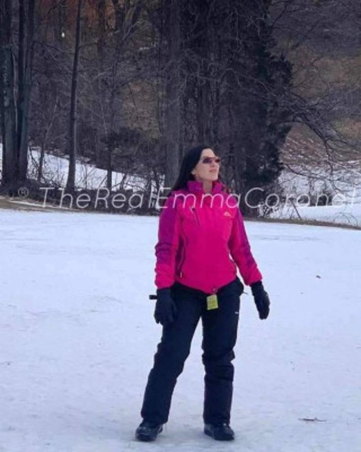 Llegó a crear una línea de ropa basada en la polémica figura de su marido y también atrajo la atención de los medios de comunicación en 2019 cuando aseguró que había recibido varias amenazas de muerte tras la captura y liberación del hijo del capo Ovidio Guzmán López.<br/>