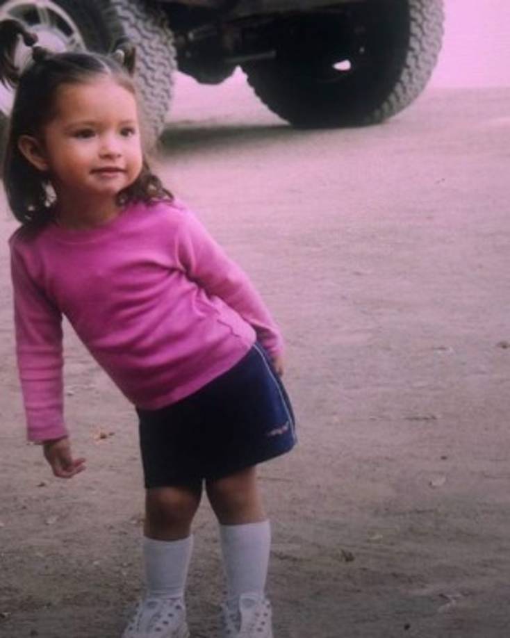 Ella es la más pequeña de los nietos de Flor Silvestre y Antonio Aguilar, padre de Pepe Aguilar.