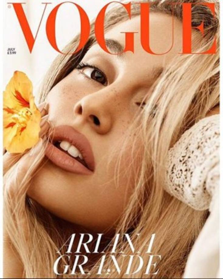 Además de su melena suelta, la artista ha apostado por un look mucho más natural que, sin el habitual delineado y sombras de ojos por el que opta Ariana, contribuye en gran parte a que esté irreconocible.