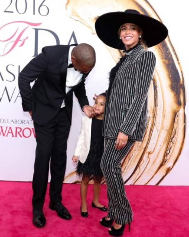 Beyoncé se convirtió en la gran protagonista de los Premios CFDA. La diva lució un original tuxedo de Givenchy y un sombrero XXl. La cantante posó feliz y sonriente junto con su marido Jay Z y su hija Blue Ivy en medio de los rumores de crisis matrimonial.