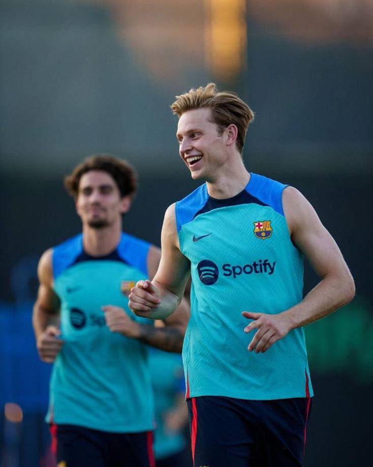 Según el Diario Sport, el centrocampista Frenkie de Jong es intocable en el Barcelona y Xavi le ha pedido a la dirigencia del cuadro culé que no escuchen ofertas por él. Se mencionó en su momento que Manchester United lo pretende.