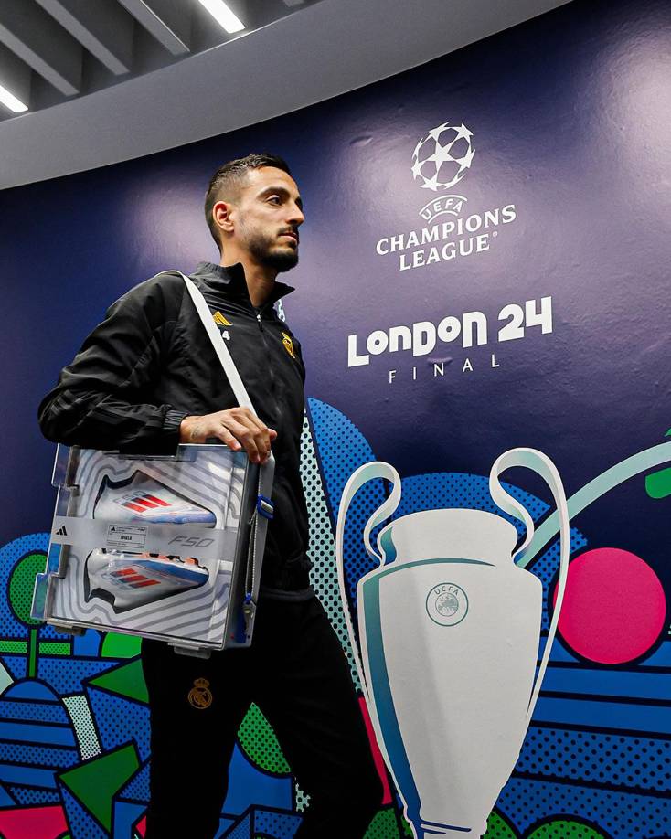 Joselu Mato llegando a Wembley con su par de tacos en una caja especial de Adidas. ¡Qué belleza!