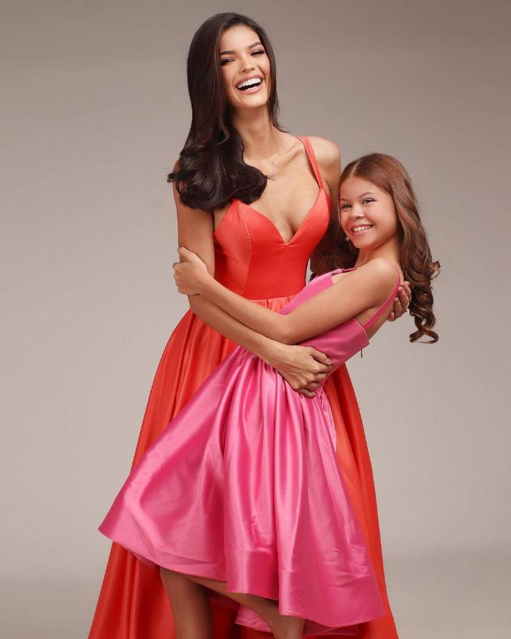 Ileana se convirtió en madre cuando tenía 16 años, y aunque contó siempre con el apoyo de su familia, esa experiencia fue sin duda retadora. Hoy su pequeña <b>Guadalupe</b>, quien la acompañó en su triunfo como Miss Venezuela, tiene 12 años y es uno de sus principales motores en la vida. Además, lo que vivió como mamá adolescente la inspiró para trabajar en una fundación llamada Niña Madre, la cual apoya a jóvenes en su misma situación y además brinda orientación para prevenir embarazos en adolescentes.