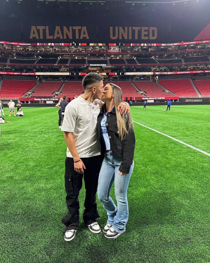 Con esto, ambos confirmaron su relación y desde entonces el futbolista comparte imágenes junto a la bella joven.