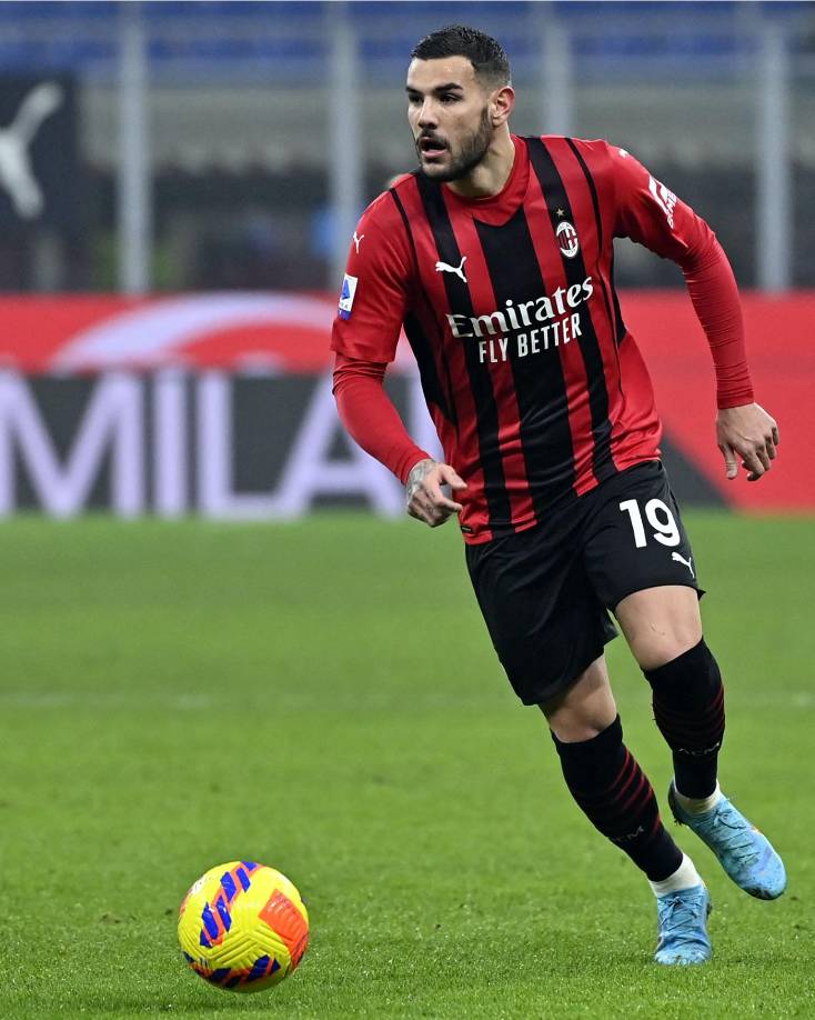 El defensa francés Theo Hernández seguirá vinculado al AC Milan hasta 2026. El jugador y el club ya han llegado a un acuerdo para renovar, a expensas de que se haga oficial. Ahora los dirigentes rossoneros trabajan en las ampliaciones de contrato de Ismael Bennacer y Rafael Leao.