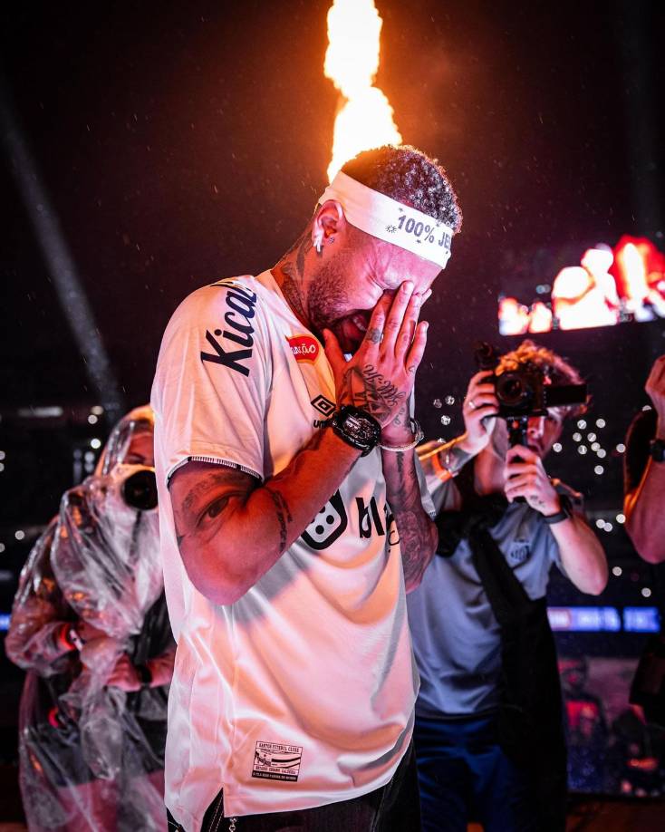 Neymar rompió a llorar ante la afición del Santos. Se mostró muy emocionado en su presentación.