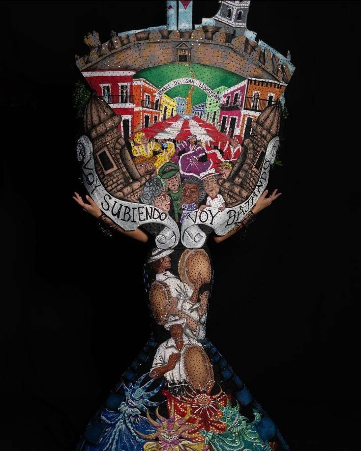 El resto del traje está adornado con cientos de adoquines hechos y pintados a mano, para replicar los icónicos adoquines azules del Viejo San Juan.