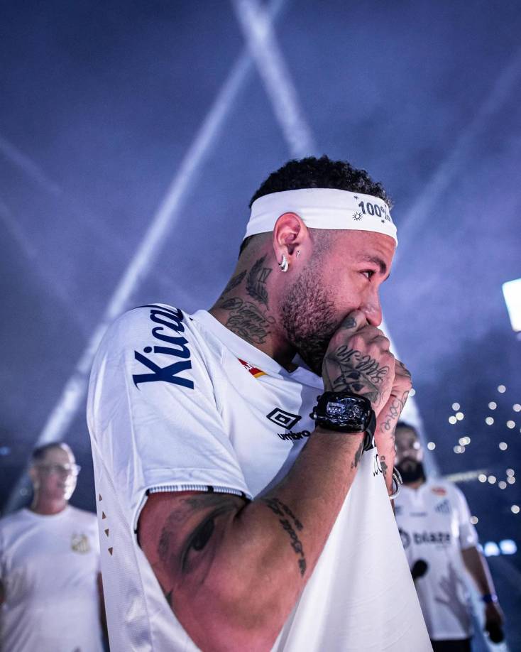 Los hinchas bramaron ante la presencia de Neymar y el delantero lució muy emocionado: no podía contener las lágrimas mientras besaba el escudo del Peixe del lado del corazón de su casaca blanca.