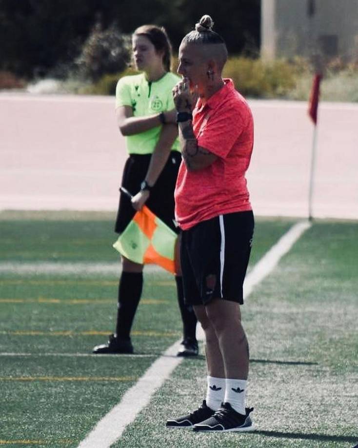 Alejandra Jiménez (Granada, 1979) es una de las pioneras del fútbol femenino en España cuando ni estaba bien visto ni tenía apoyos. Y ahora lo es en los banquillos. 