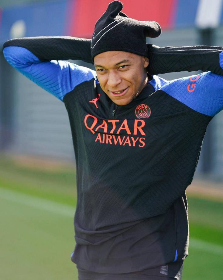 Mbappé, de 24 años y capitán de la selección francesa, había estado entrenando con los descartados del equipo a consecuencia del pulso que mantiene con la directiva del club sobre su futuro.