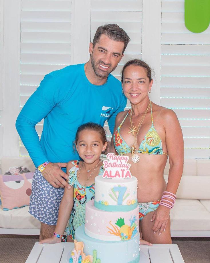 “Sí, fatal, fatal y lo sabíamos pero era más fuerte el que quisiera que estuviera la nena ahí. Hay una barrera en medio que, aunque sea esa barrera tu bebé, no deja de ser una barrera, que os une –porque os une para toda la vida, pero lo que tiene utilidad a dos adultos, una pareja, hay que alimentarlo (...) Buscas cómo alimentarlo, pero ya no es lo mismo porque buscas cualquier lugar, momento, esto, lo otro... Sí es divertido, pero hay cosas que son básicas”, mencionó.