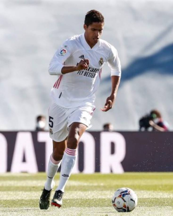 Raphael Varane: El defensor francés es otro que aparece en la lista, puesto que termina contrato en 2022 y no ha hablado de una renovación. Foto Real Madrid Facebook.