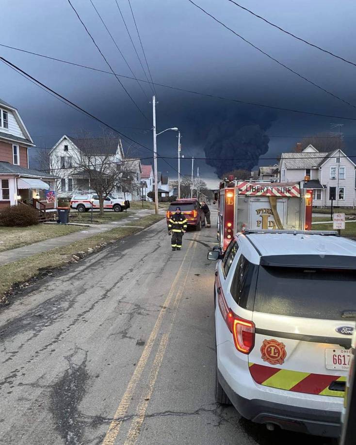 El cloruro de vinilo es un gas incoloro que se utiliza en una variedad de productos plásticos y materiales de embalaje. Cuando se quema puede crear fosgeno, una sustancia altamente tóxica utilizada como arma química en la Primera Guerra Mundial. 