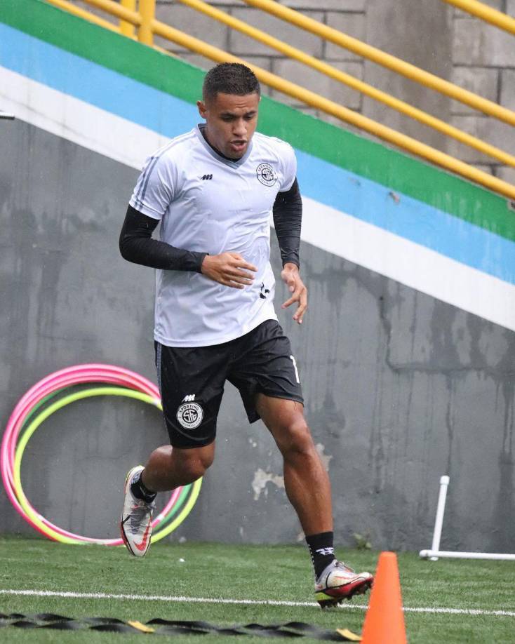 “Roger habló de cómo es su vida actualmente, recordando siempre como en el Hospital México, los médicos y enfermeras le dieron una nueva oportunidad, con un procedimiento que fue doloroso pero que en su momento contó en su totalidad”, detallaron.