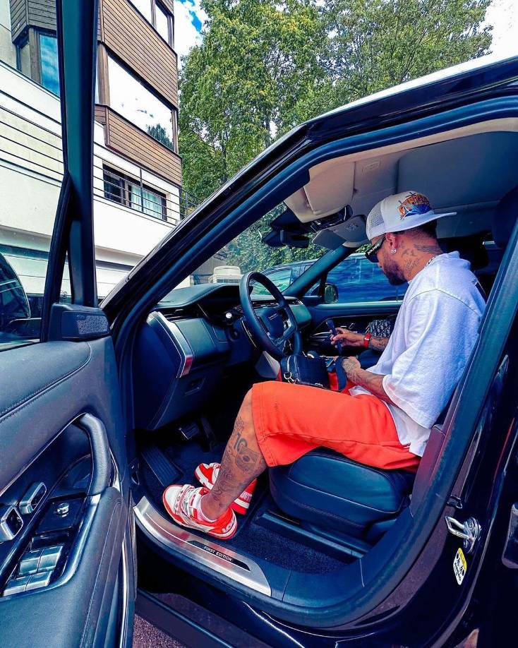 El primer requisito solicitado por Neymar es un chófer y un vehículo disponible 24 horas al día.