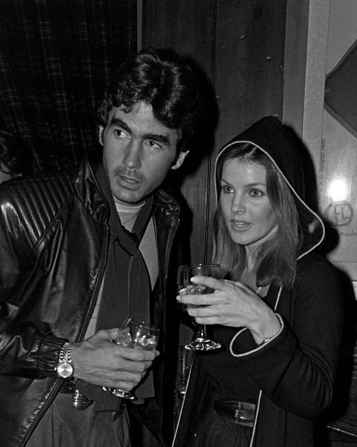 Lisa Marie denuncia en su libro que el novio de Priscilla Presley abusó sexualmente de ella durante años. Cuando tenía 10 años, , el novio de su madre, Michael Edwards, un modelo y actor, entró en su habitación en mitad de la noche. “Dijo que me enseñaría lo que pasaría cuando fuera mayor”, cuenta en el libro. “Puso su mano sobre mi pecho y dijo que un hombre te tocaría aquí, luego puso su mano entre mis piernas y dijo que te tocarían aquí”. Recuerda que él la besó suavemente y se fue.