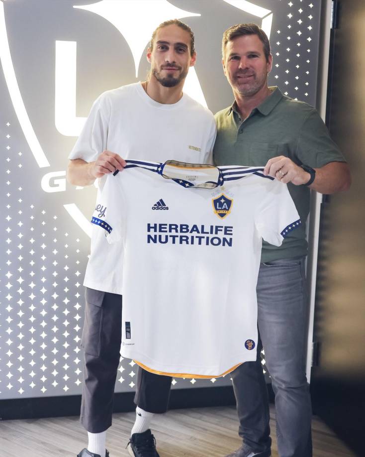 El internacional uruguayo Martín Cáceres fue presentado como nuevo jugador del LA Galaxy del mexicano Javier ‘Chicharito’ Hernández y del español Riqui Puig y aseguró que probar suerte en la MLS es un reto muy atractivo para él. El defensa ha firmado un contrato hasta el final de la temporada 2022 y el club tendrá una opción para renovarlo por un año más.