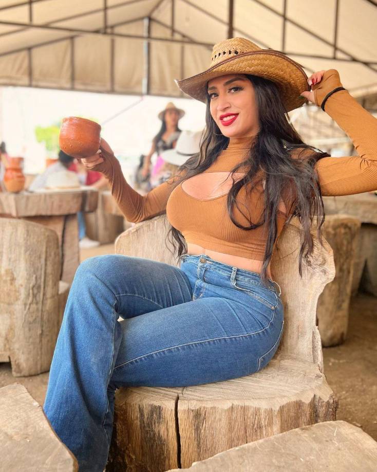 Ashley Islas es parte de la Cantina del Tunco, programa de Bandamax.