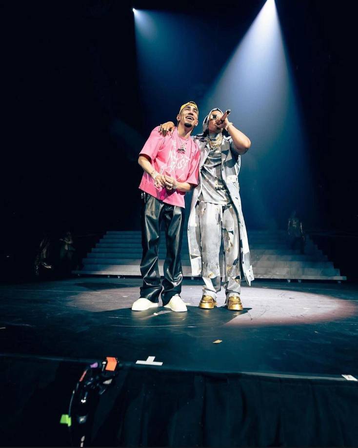 Y entre los más recientes, destacó la participación de Omar Courtz, un jovencito que saltó a la fama este año precisamente con un tema en colaboración con Daddy Yankee denominado “Beachy”.La emotiva historia de Omar remonta a una fotografía que él compartió de cuando era niño y asistió a un concurso de Mini Daddy Yankee en el programa “NO TE DUERMAS” en Puerto Rico, 15 años después, volvió a estar junto a su artista favorito y como invitado especial en su última gira.Muchos se cuestionan la ausencia de Bad Bunny, Ivy Queen, Arcángel, Natti Natasha y muchos más que han compartido con DY, pero hasta el momento no se ha revelado el porqué no estuvieron ahí. 