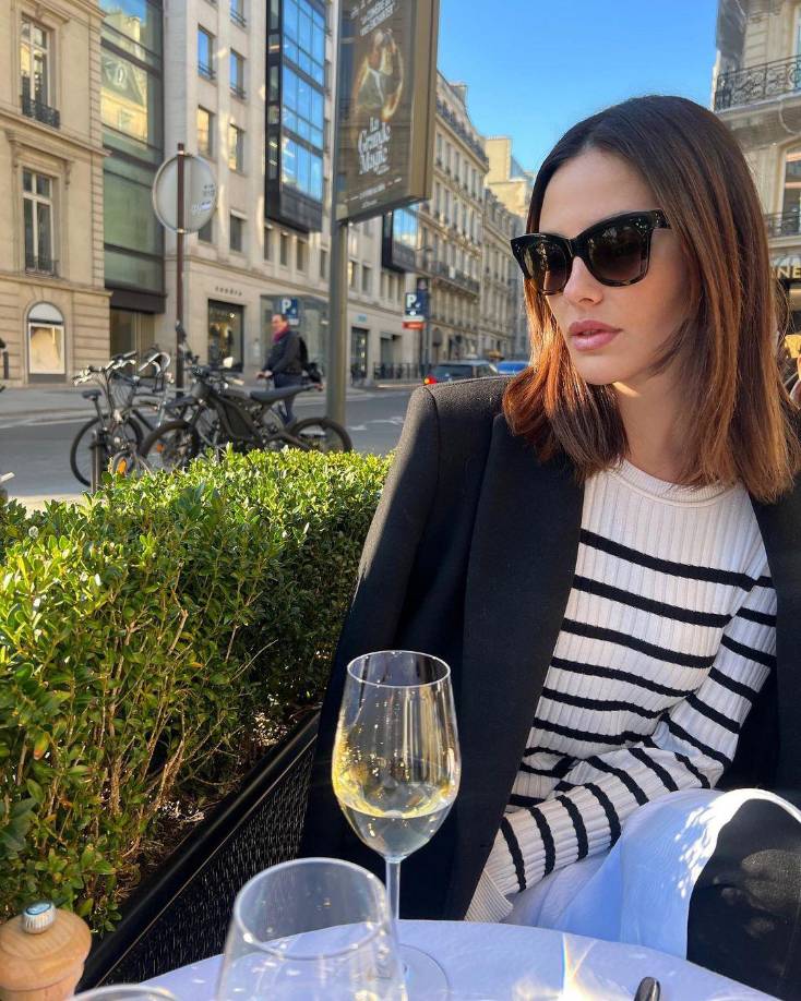 Graduada en el Centro Universitario de Diseño y Arte de Barcelona EINA, Tabarés guarda una estrecha relación de amistad con Joana Sanz.