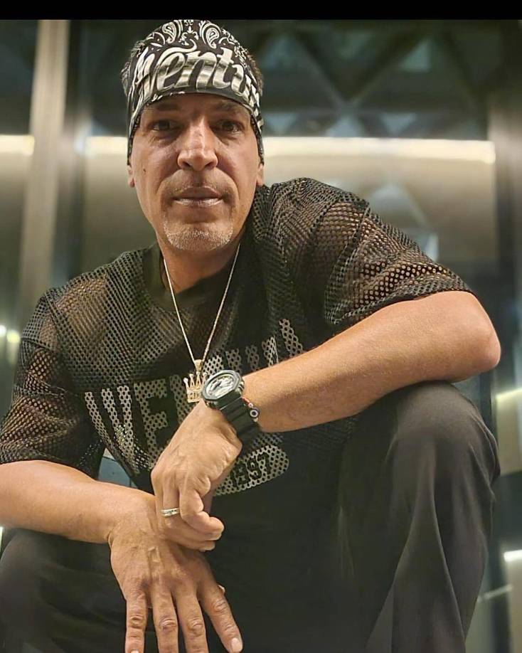 Max SantosPerfil Personal y Profesional: Max Santos, conocido como “Mikey”, nació en 1982 en El Bronx. Es el bajista de Aventura y ha sido clave en la creación del ritmo distintivo del grupo.