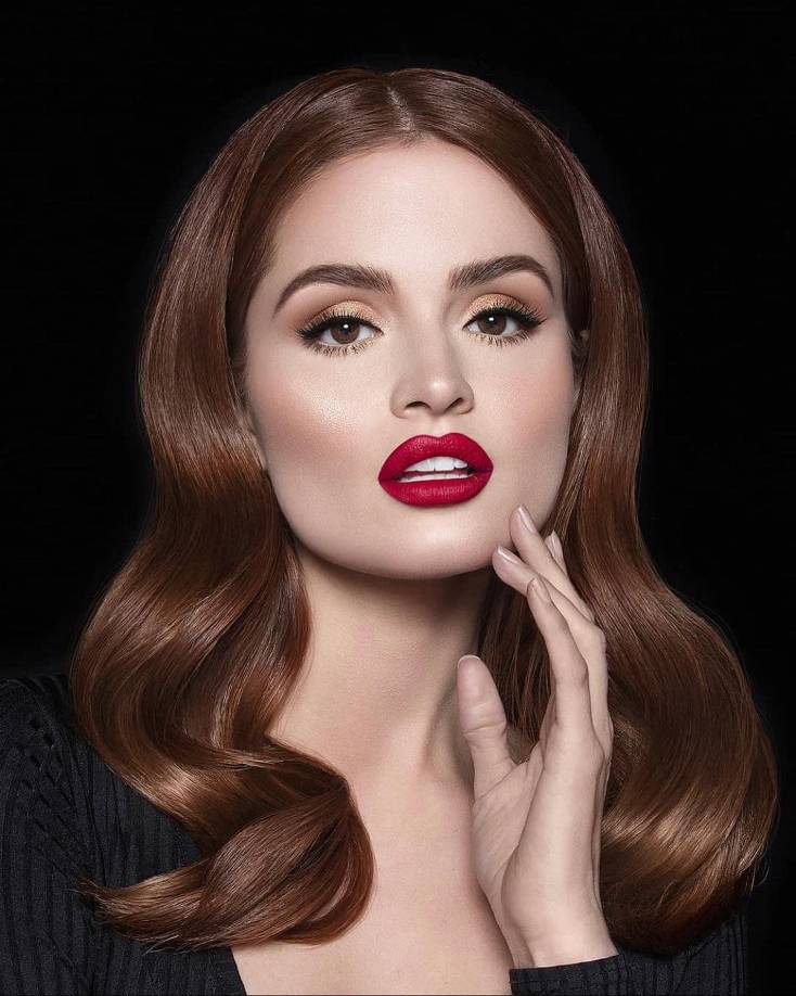 Stephanie es hija de padre peruano y madre hondureña, y aunque visita ambos países con frecuencia, en reiteradas ocasiones ha dicho que se identifica más con la cultura de Honduras. 