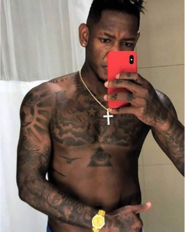 Romell Quioto luciendo sus joyas y tatuajes en su cuenta de Instagram.