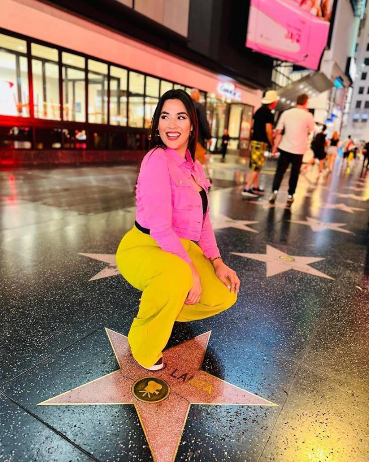 Sin embargo, lo que llamó la atención de sus seguidores fue la estrella sobre la que posó Carolina, misma que tiene su apellido. 