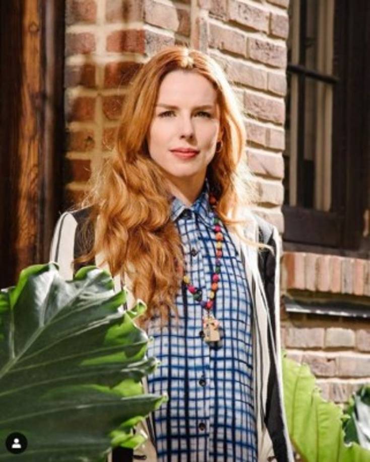 Ella es, además, una mujer trabajadora con mucho carisma, quien comenzó su carrera en la televisión al ser la conductora para MTV Latin América donde presentó el programa L’Gueveo y tuvo la oportunidad de presentar los MTV Latin Music Video Awards.