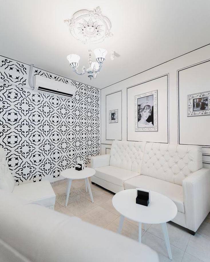 ROSE BISTRO &amp; CAFÉEl elegante concepto clásico moderno en blanco y negro es perfecto para fotografiar a tu peludo y premiarlo con un delicioso postre al estilo “aesthetic”.