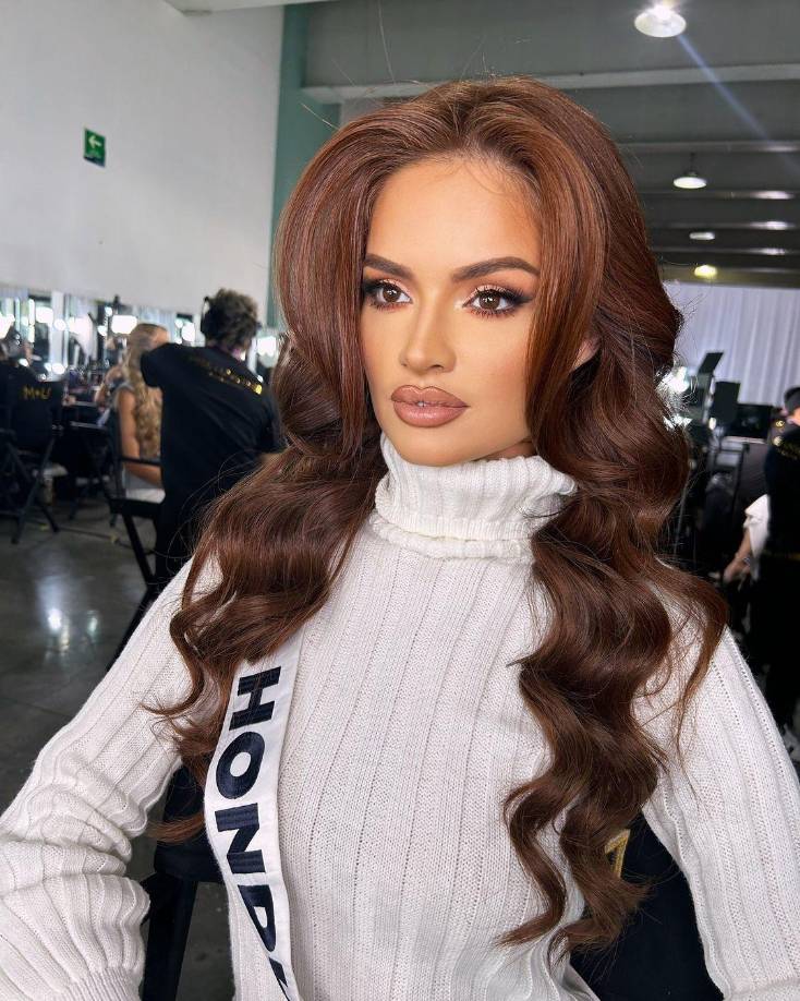 Stephanie tiene 31 años y mide 1.75 metros de altura. Uno de sus más grandes sueños es poder ayudar a las niñas hondureñas a desenvolverse en el mundo artístico y del modelaje con principios, ética y elegancia. 