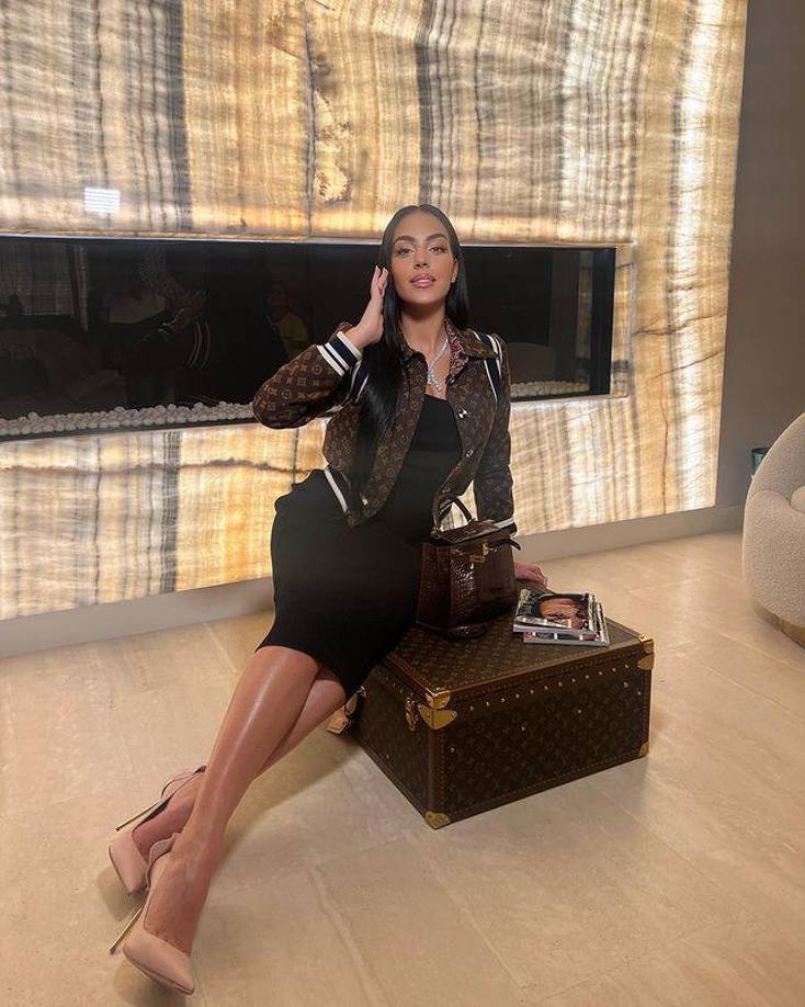 Un claro ejemplo son las compras que realiza la modelo en bolsos y también los lujosos regalos al futbolista del Al Nassr.