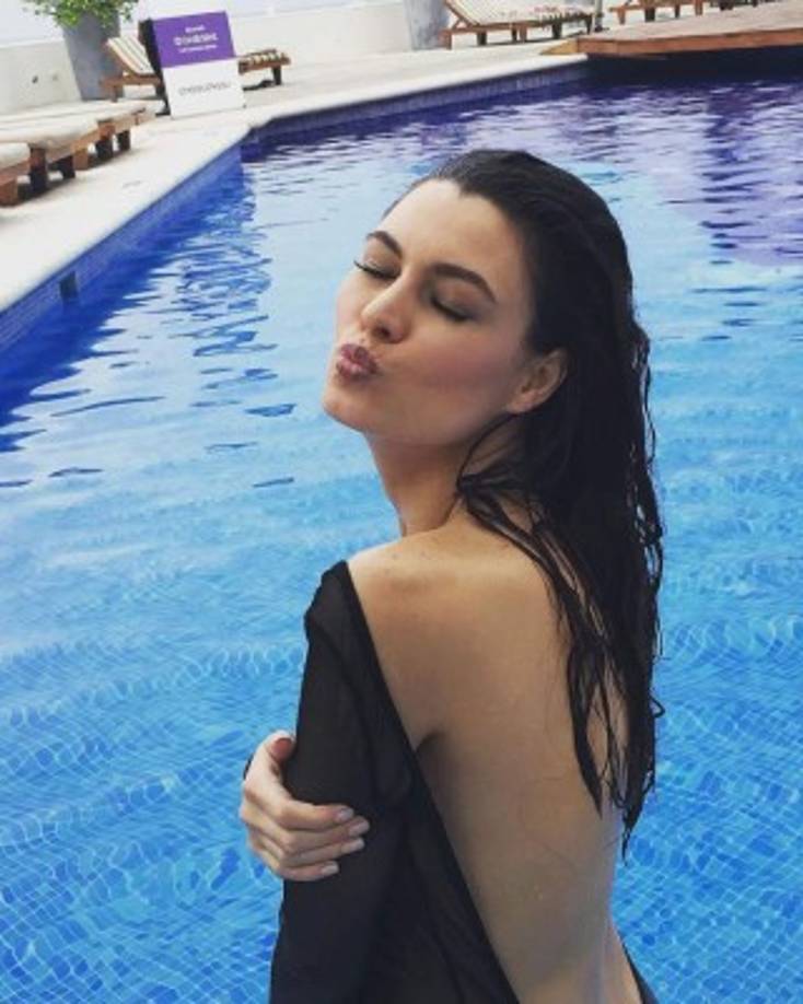 Además agregó una fuerte indirecta para su ex pareja. “(…)como estoy sola en este momento en mi vida yo tengo que sacarme adelante. Aparte tengo un bebé que va a llegar y necesita, ya sabes, las mujeres sabemos, que todo cambia en tu vida, y necesito de todo: apoyo, cariño y principalmente el dinero porque tenemos que comprar todo nuevo”.