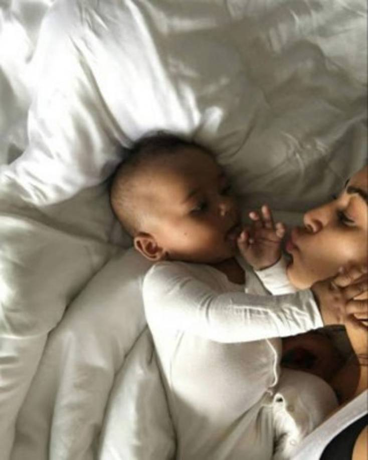 Tal como lo escribía Jonathan, en la página se pueden ver un par de tiernas imágenes en un íntimo momento mamá e hijo, en el que Kim en su look más natural, llena de besos a si pequeño, quien se aferra a agarrarle el rostro a mamá.