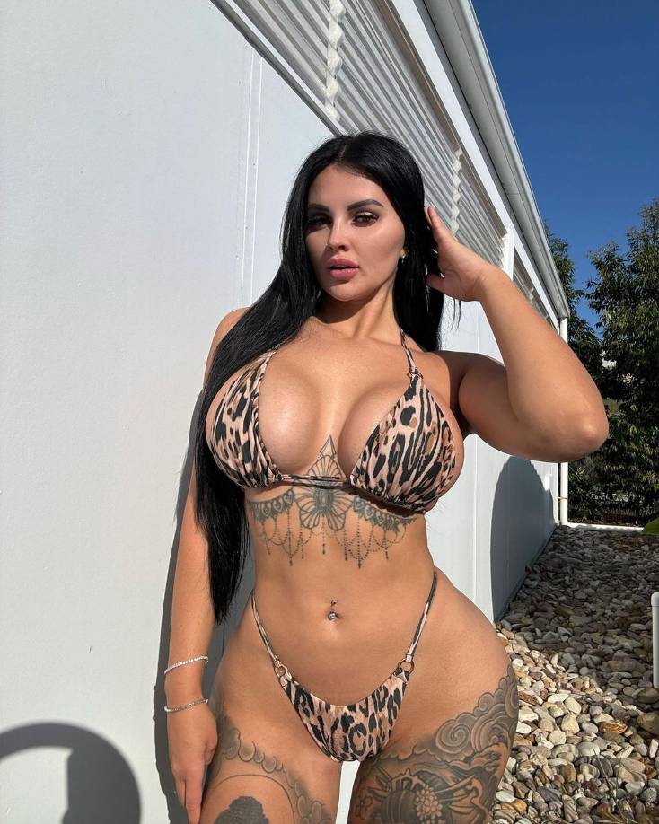 Aunque inicialmente enfrentó desafíos para encontrar respaldo, la piloto utilizó sus ganancias de OnlyFans para establecer un nuevo equipo de carreras.