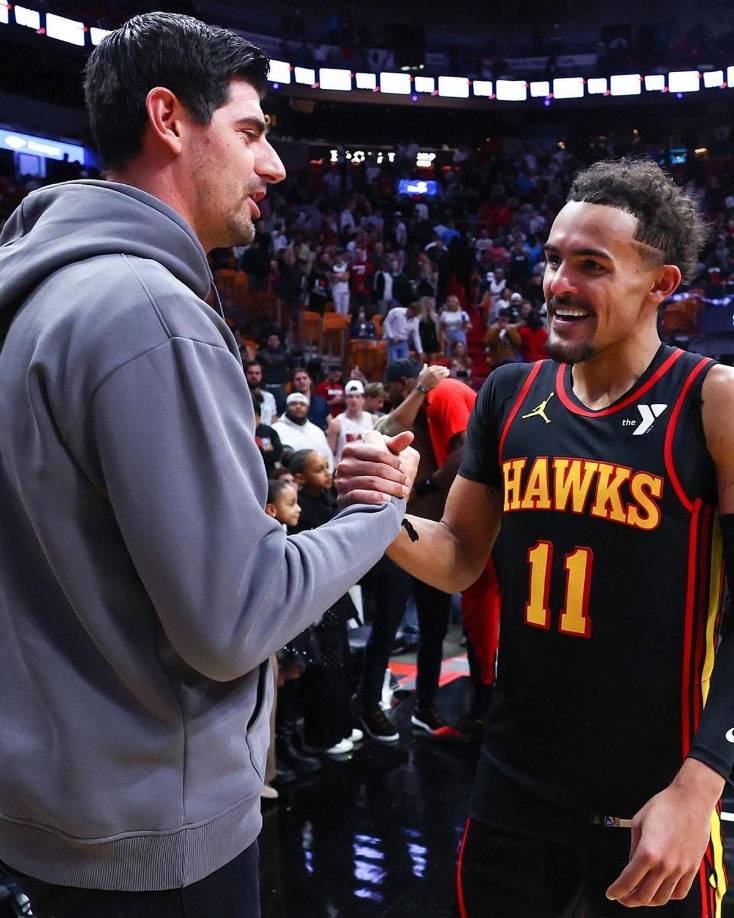 Thibaut Courtois, portero belga del Real Madrid, fue otro que viajó a Estados Unidos para ver la NBA de cerca. En la imagen saluda al jugador Trae Young de Atlanta Hawks.