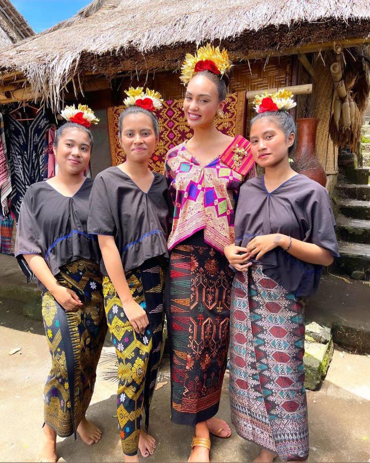 La gira incluye la visita a sitios turísticos así como el departir con mujeres nativas de las islas visitadas.