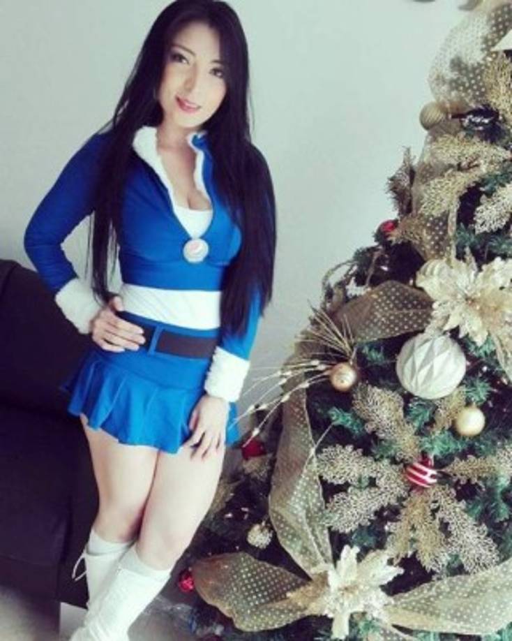 La modelo Kenia Mazier también usó un llamativo y sexy atuendo para apoyar a la H.