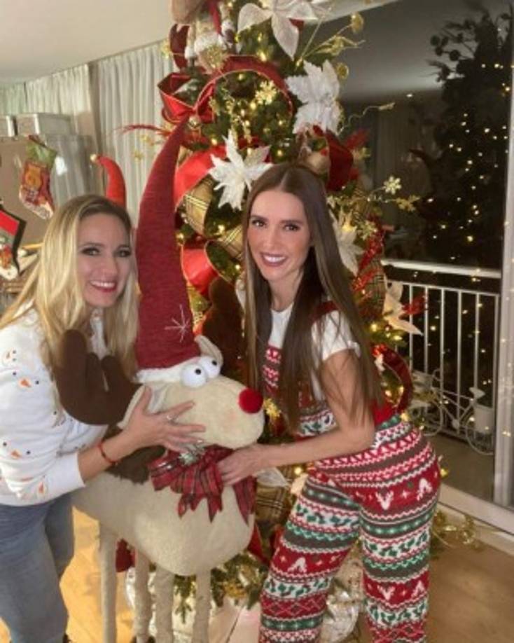 La actriz Marlene Favela eligió un estilo más clásico, con tonos rojos y dorados que combinaron con su ropa.