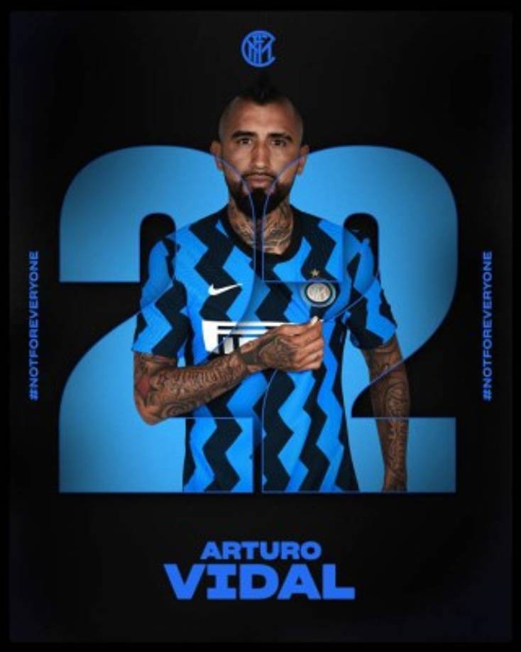 Es oficial. Arturo Vidal ya es nuevo jugador del Inter de Milán. El Barcelona ha anunciado que ingresará 1 millón de euros en variables por la salida del futbolista chileno, que ya estaba en el radar interista desde el pasado mes de enero, cuando se especuló con su salida del club catalán. El mediocampista chileno llega por dos temporadas con opción a una tercera y dice adiós, de esta manera, a su etapa en Can Barça. Usará el número 22 en el equipo de Conte.
