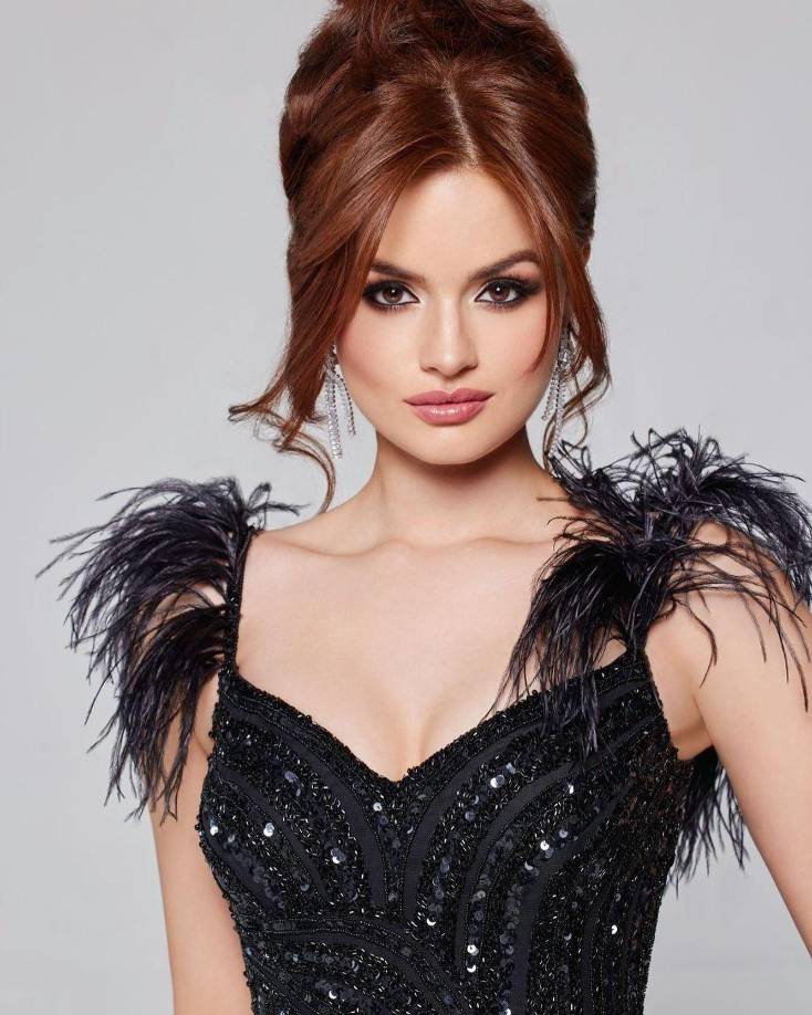 “Entré a esta competencia con el propósito de mostrarle al mundo lo hermosa que es nuestra país. Crecí en un hogar lleno de mujeres hondureñas; somos fuertes, influyentes, cariñosa y empoderadoras”, continúa la beldad en su escrito.