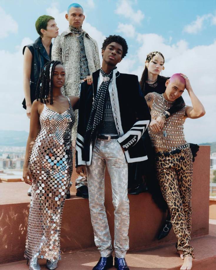 Evan Mock ha trabajado con algunas de las marcas más prestigiosas del mundo de la moda, incluyendo Louis Vuitton, Calvin Klein, Paco Rabanne y Saint Laurent. Su distintivo cabello rosa se ha convertido en su sello personal, destacándolo en las pasarelas y campañas publicitarias. En 2019, lanzó su propia línea de ropa llamada “Sorry in Advance”.