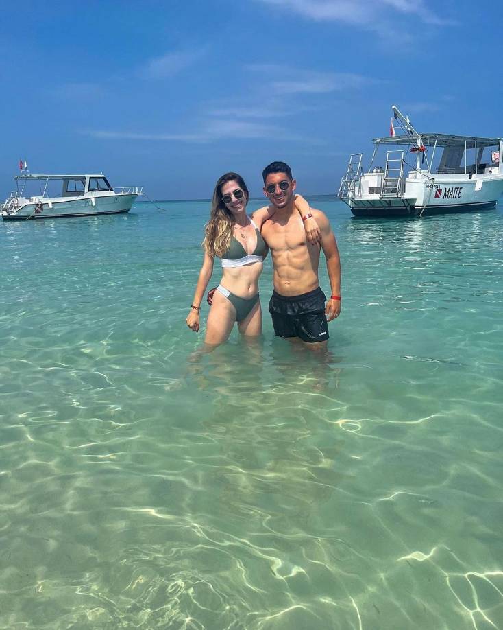 Jonathan Rubio - El centrocampista hondureño vino de Portugal para pasar vacaciones en Roatán con su bonita novia Catarina Vieira antes de definir su futuro futbolístico.