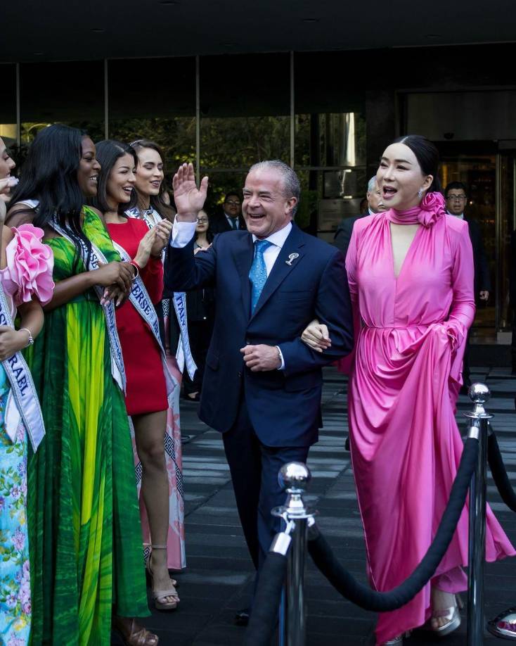 Raúl Rocha y Anne Jakkaphong, propietarios de Miss Universo personalmente le dieron la bienvenida a las primeras concursantes en llegar a Ciudad de México.