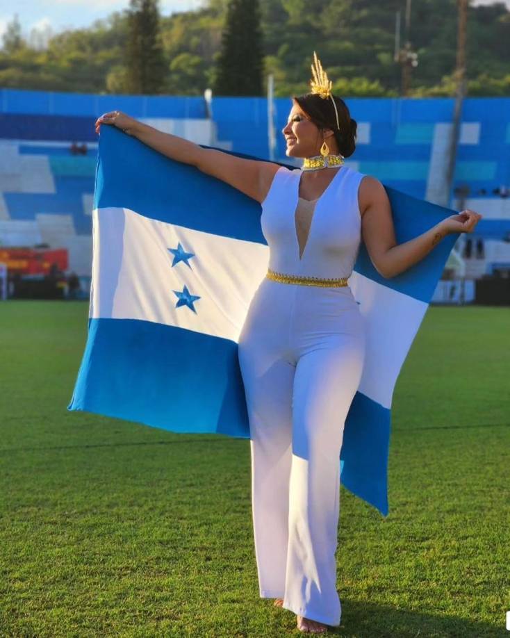 Bonus track: Milagro Flores, también de HCH Televisión Digital, estuvo en el estadio Nacional Chelato Uclés de Tegucigalpa durante los desfiles patrios.