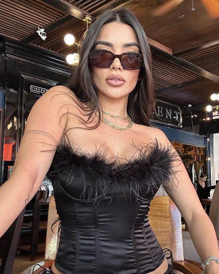 La influencer mexicana Dania Méndez es la nueva conquista de Carmona. En “La Casa de los Famosos” han protagonizado románticas escenas e incluso ya han llegado hablar de un futuro juntos; sin embargo, todo está en pausa por los celos e inseguridades de Carmona.