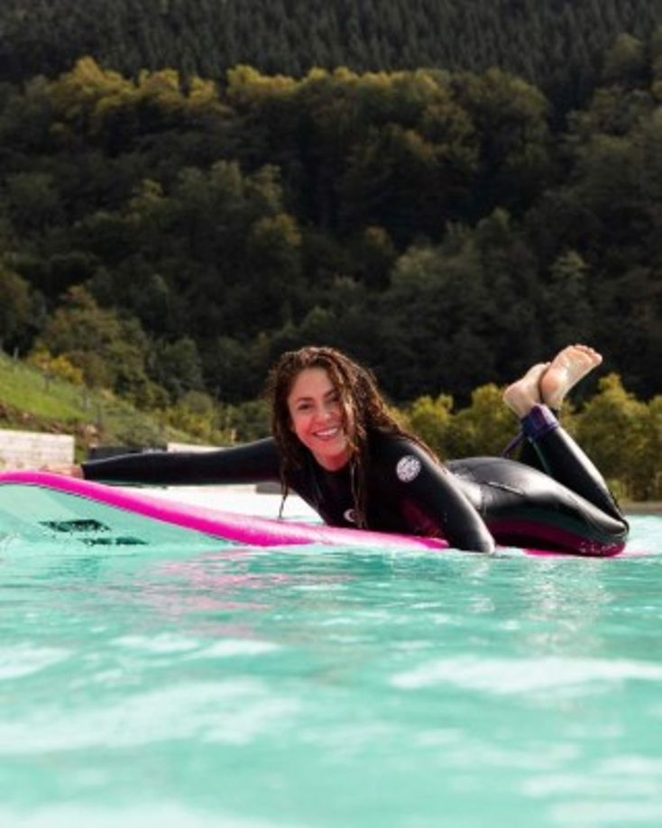 Además del patinaje, realiza prácticas de Surf, Shakira no se limita a la casa en este pandemia.