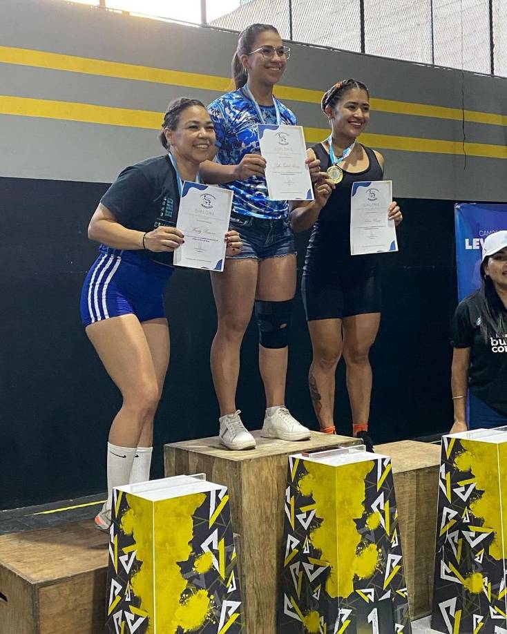 Así es Sofía Alemán, la hermosa atleta hondureña que destaca en levantamiento de pesas.