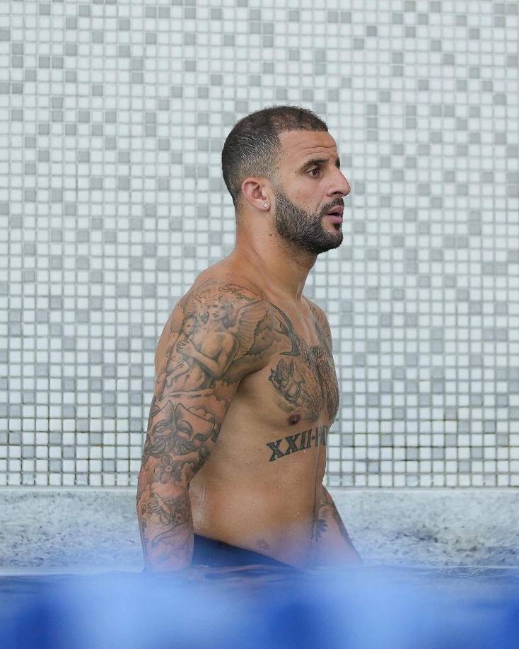 El diario antes mencionado afirmó que el futbolista del Manchester City mantuvo otra relación de dos años con una modelo durante sus vínculos con su esposa Annie Kilner y Lauryn Goodman.