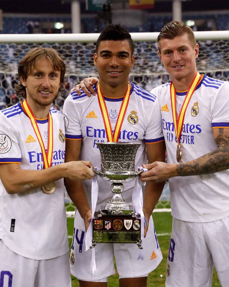 Los mediocampistas del Real Madrid, Modric, Casemiro y Toni Kroos, felices con la Supercopa de España.